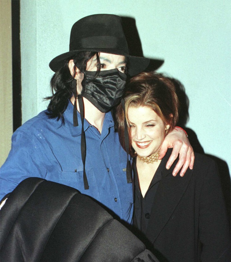 michael-and-ex-wife-lisa-marie-presley-share-an-intimate-moment-outside-of-the-ivy-restaurant-in-beverly-hills116-m-4.jpg